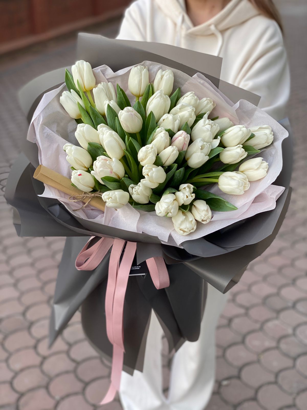 Букет "Лепестковый вальс" из 75 белых тюльпанов