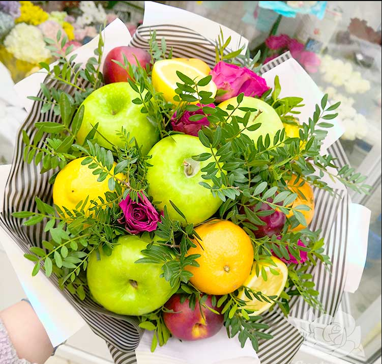 Букет из фруктов и цветов "Летний Бриз"