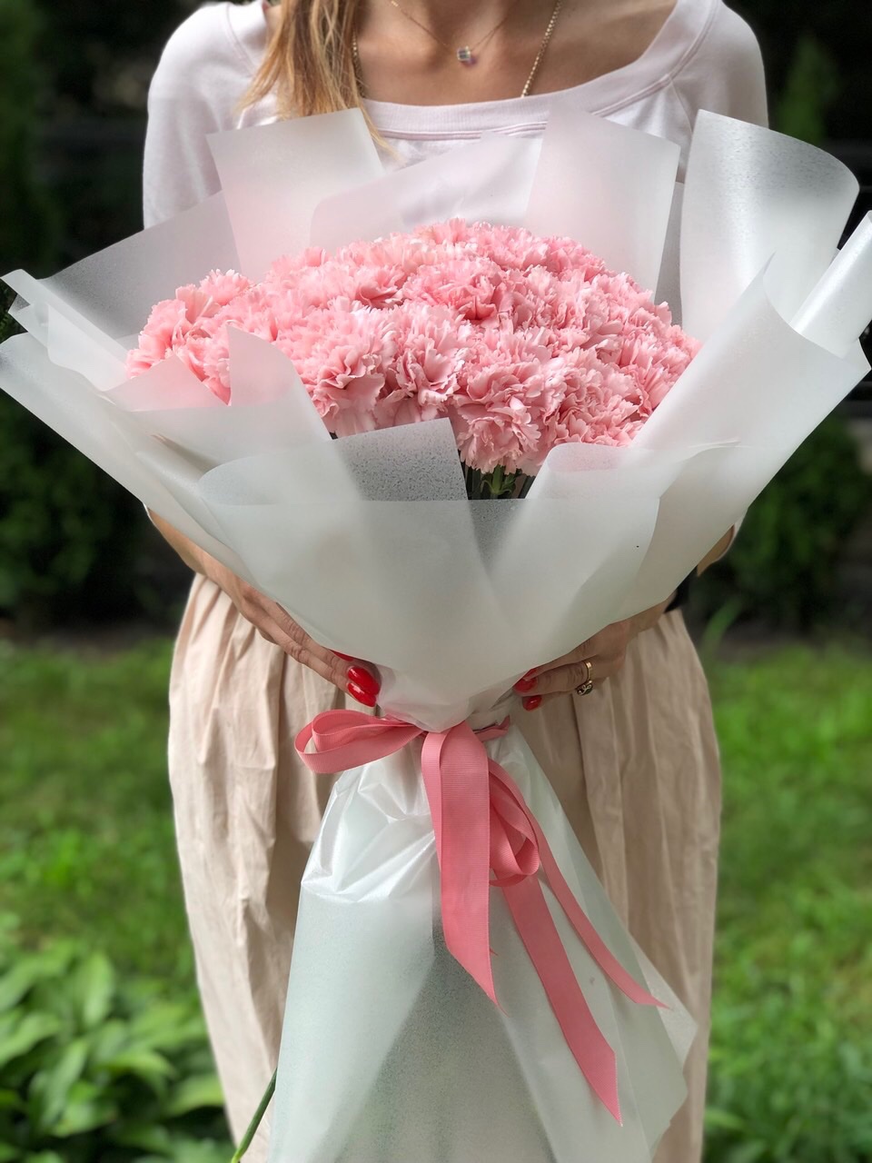 Букет из 11 нежных розовых гвоздик  в матовом оформлении