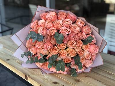 61 пионовидная роза с эвкалиптом 3