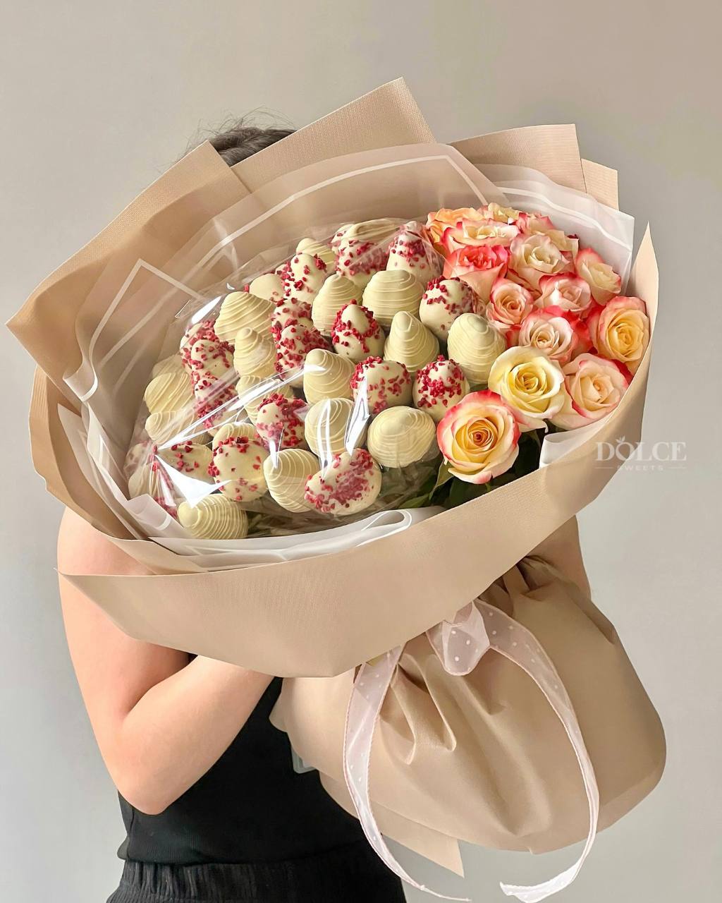 Клубничный букет "Феерия" L из клубники в белом шоколаде и роз
