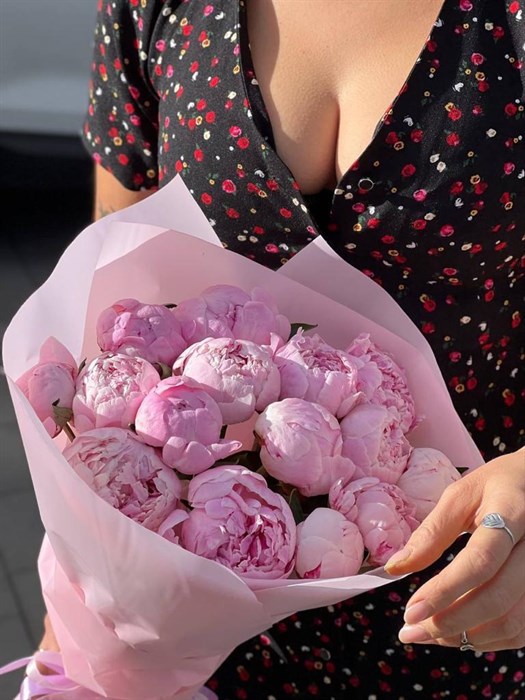 Букет из 25 нежных розовых пионов 