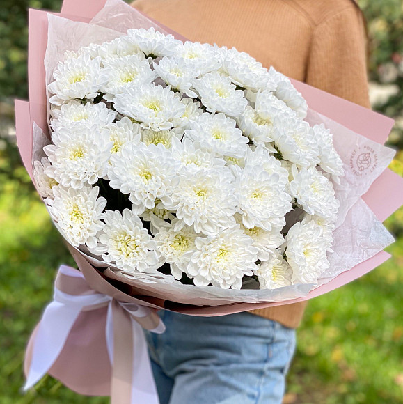 Букет из 9 белых кустовых хризантем в оформлении