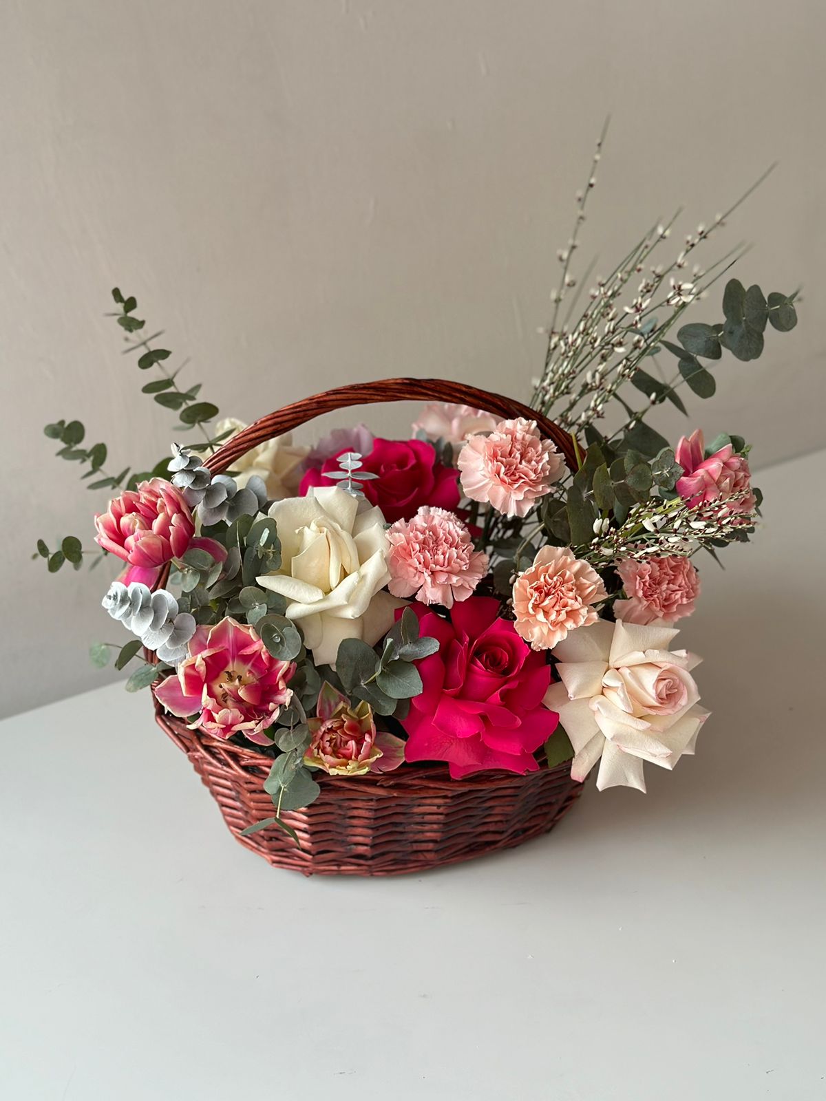 Композиция "Бархатный вечер" из гвоздик, роз и тюльпанов в корзине