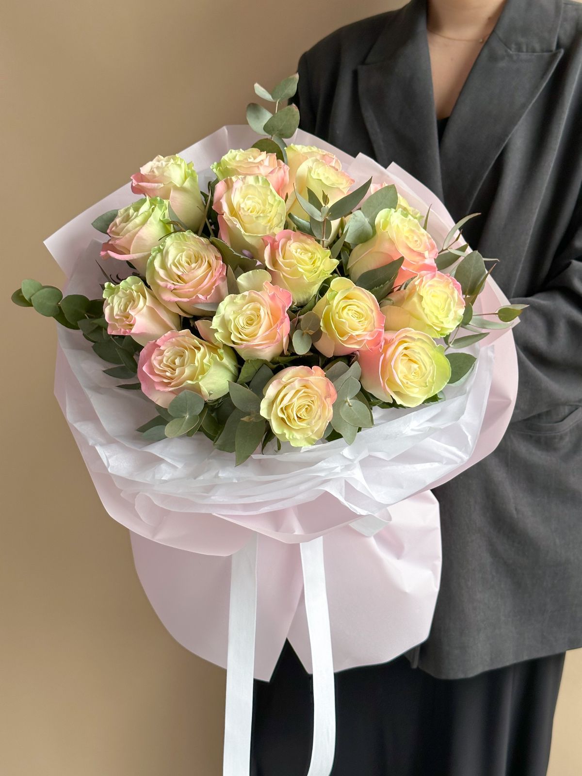 17 градиентных роз с эвкалиптом