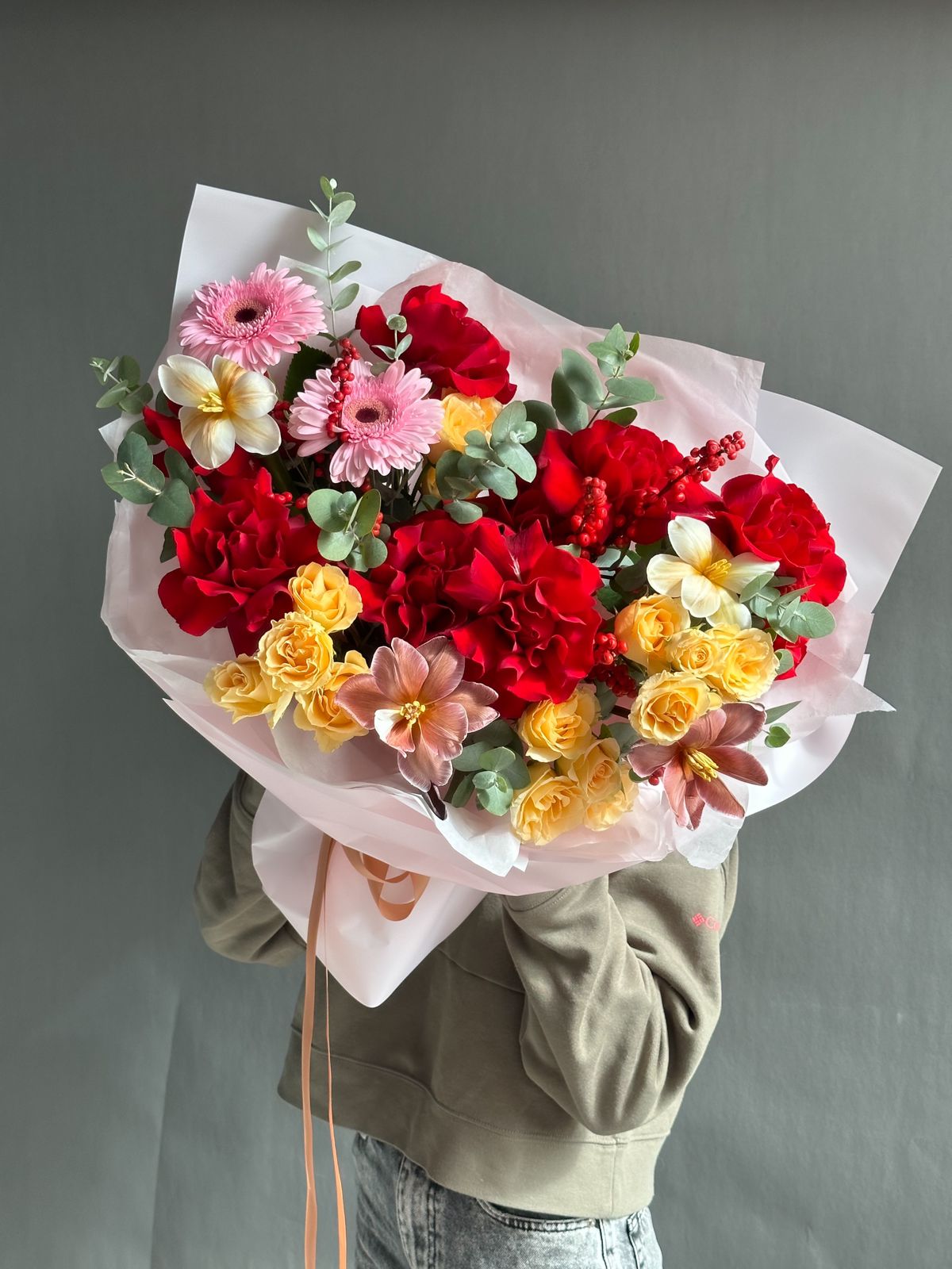 Композиция "Орхон" из роз, гербер и тюльпанов