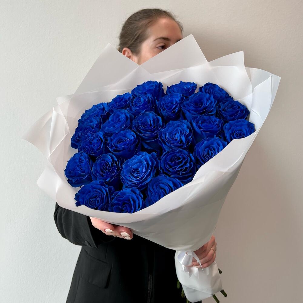 Синие розы 25 штук в оформлении