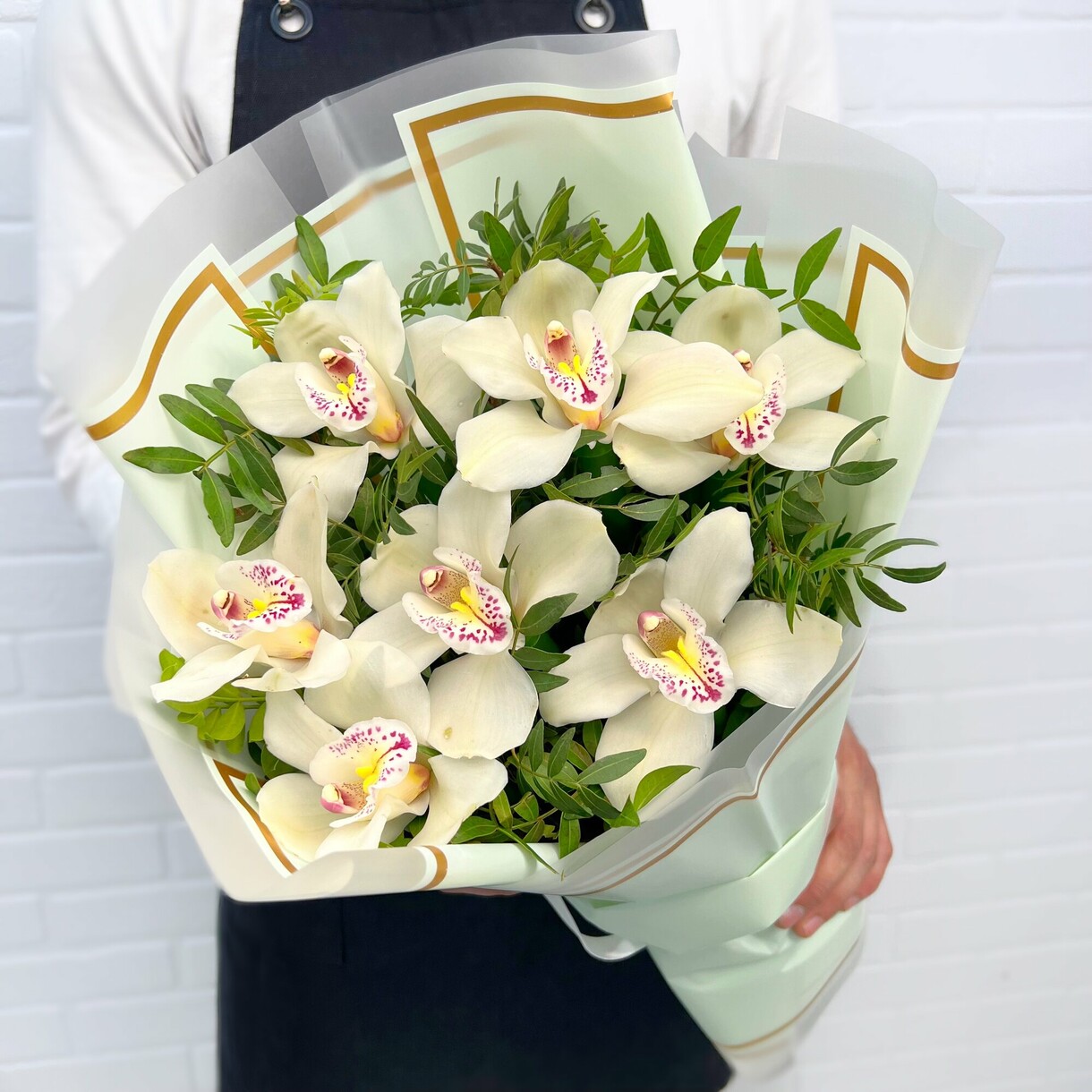 Букет из 7 белых орхидей с фисташкой