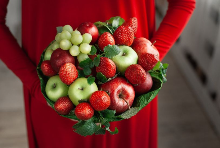 Съедобный букет "Зачарованный" из фруктов и ягод