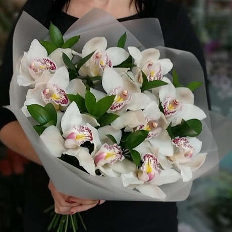 Букет "Ароматный восторг" из орхидей и рускуса