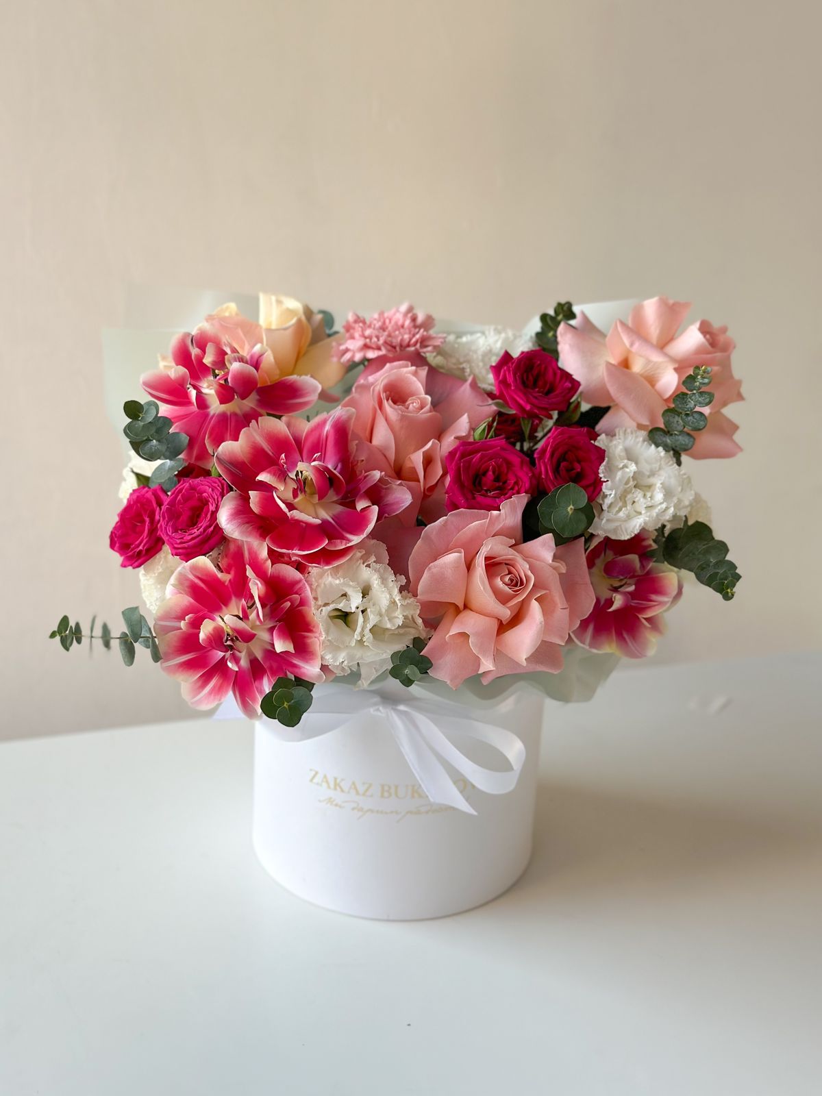 Композиция "Расцвет весны" из гвоздик, лизиантусов, роз и тюльпанов в коробке