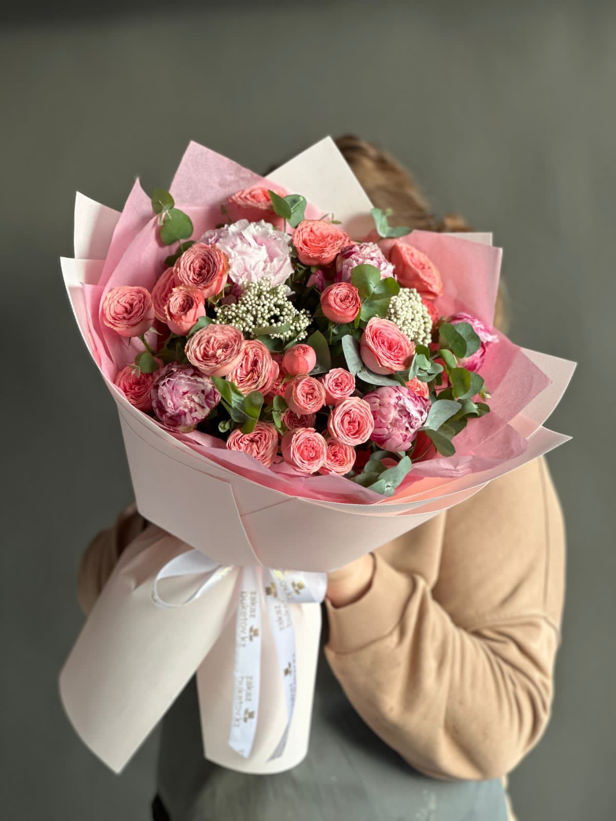 Букет "Consuelo" из пионов и пионовидных спрей роз