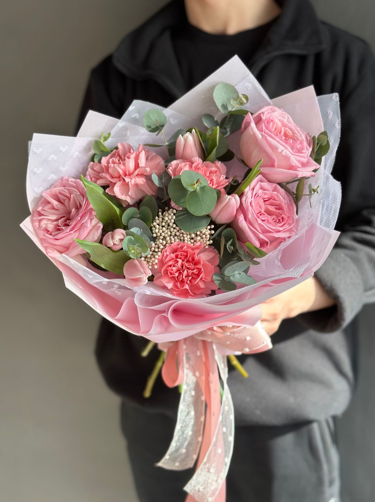 Букет "Salma" из гвоздик, роз и тюльпанов