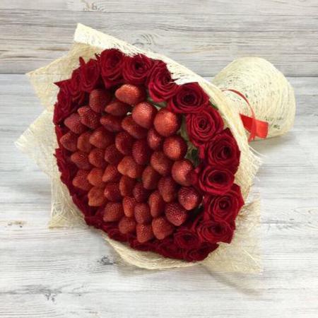 Букет из ягод и цветов "Карамельная ягодка"