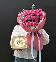 Сет "Fabulous" из букета пионовидных спрей роз и бенто тортика