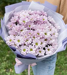 Букет из 9 ромашковидных фиолетовых хризантем в оформлении