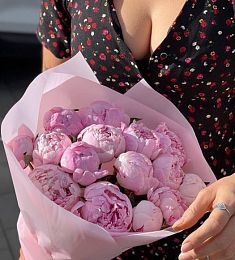 Букет из 25 нежных розовых пионов 