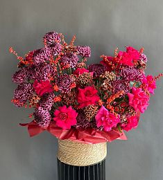 Композиция "Сатоши" из хризантем, роз, гвоздик и брунии