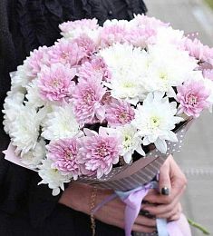 Букет из 9 нежно-розовых и белых кустовых хризантем