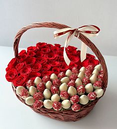 Клубничная корзина "Passion" из клубники в шоколаде и роз в корзине