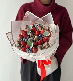 Клубничный букет «Шоколадный рай» S из клубники в молочном шоколаде и свежих ягод