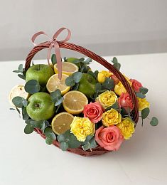 Фруктовая корзина "Уютная" из яблок, лимонов и роз
