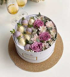 Клубничная коробка "Нежность" клубника в шоколаде, розы и хризантемы в коробке