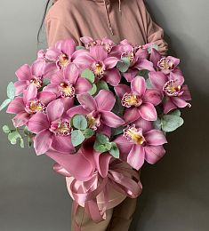 15 розовых орхидей  с эвкалиптом в коробке.