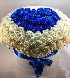 Коробка с синими и белыми розами с сердечком