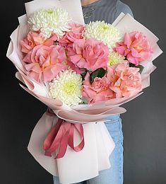 Букет "Летний вальс" из роз, хризантем и эвкалипта