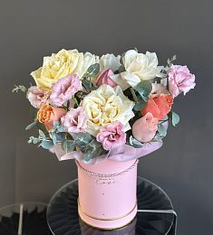 Букет "Волшебный" из роз и лизиантуса в коробке