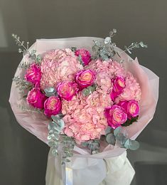 Букет "Pink wibe" из гортензий, градиентных роз и эвкалипта