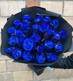 Букет из 25 синих роз в темном оформлении