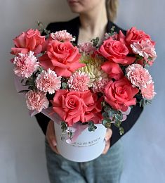 Композиция "Ароматные тайны" из хризантемы, гвоздик и роз