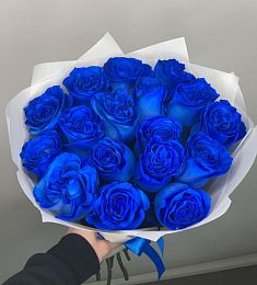 Букет из 15 синих роз в оформлении