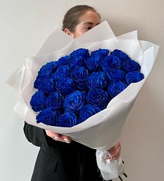 Синие розы 25 штук в оформлении