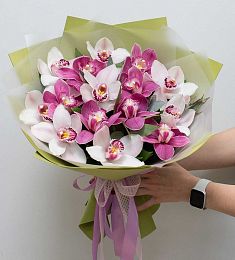 Букет "Мияно" из орхидеи и эвкалипта 