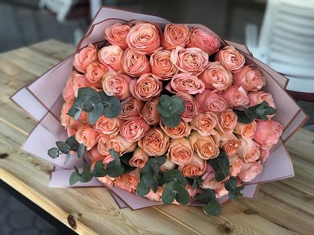 61 пионовидная роза с эвкалиптом 5