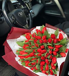 Букет "Весенний фейерверк" из красных тюльпанов