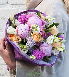 Композиция "Роскошная весна" с пионом, гиацинтом, лизиантусом и розой