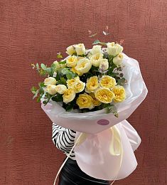 Букет "Пиони роуз S" букет из пионовидных спрей и голландских роз
