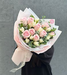 Букет "Струны весны" M  из тюльпанов и роз