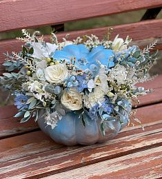 Букет в тыкве "Мраморная" из гиацинтов, гладиолусов, роз, тюльпанов и сухоцветов