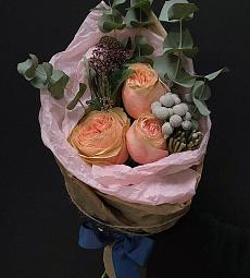 Mini 1.0 букет из роз, эвкалипта, брунии и скиммии