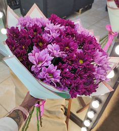 Букет из 9 розовых и фиолетовых кустовых хризантем в оформлении