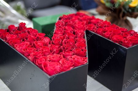Первая буква имени Любимой наполненная розами 4
