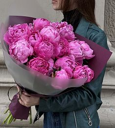 Букет из 25 ярких розовых пионов в оформлении