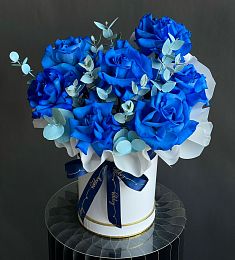 7 синих роз с эвкалиптом в коробке