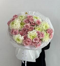 Букет "Знак любви" из пионовидных спрей роз и хризантем