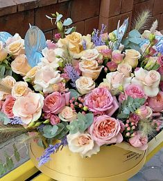 Композиция цветов "Вирджи"  с розами , лизиантусом и антуриумомв коробку гигант